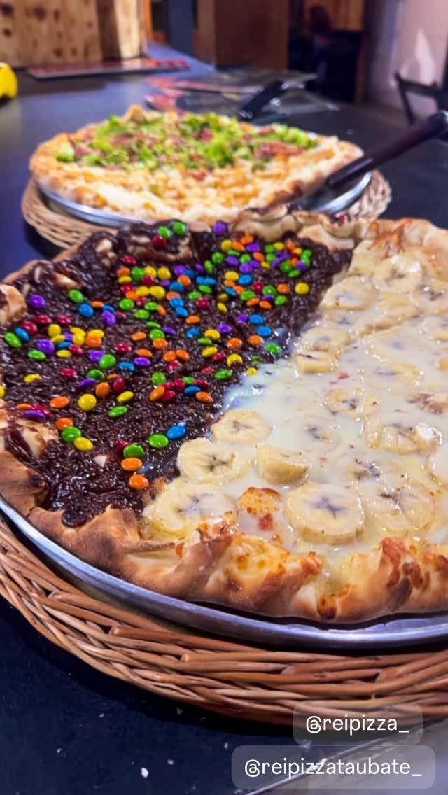 Pizza Rei da Pizza com vinho